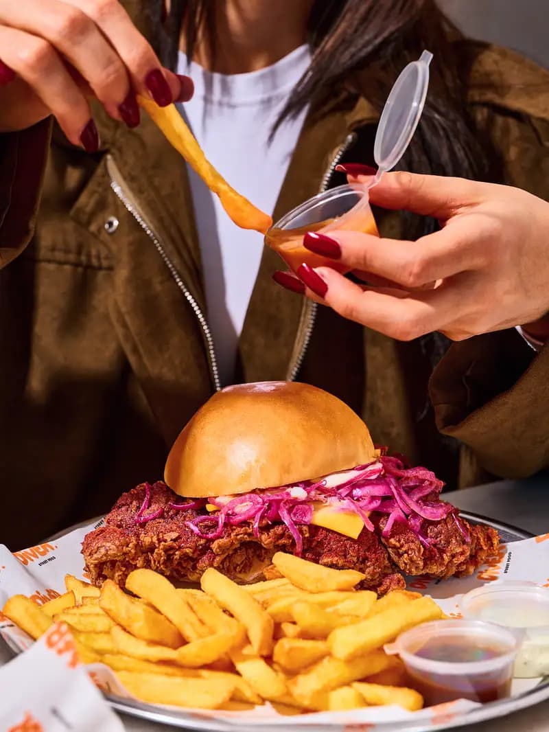 Mor soğan turşulu Nashville tavuk burger, yakın plan.
