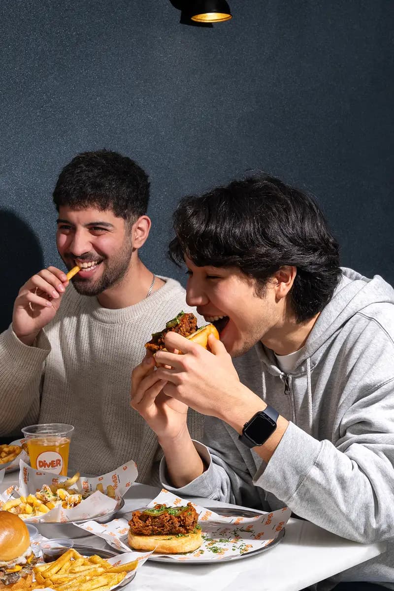 Masada burgerlerini paylaşan iki arkadaş.